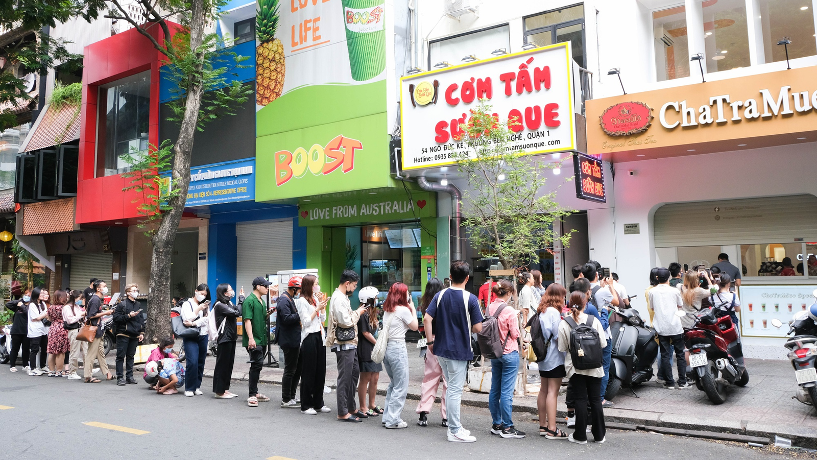 Queuing at food stalls in HCMC