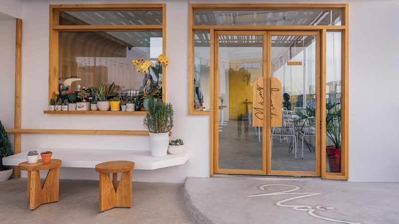 The main color tones at Nang Rooftop Coffee include 3 colors white, yellow and brown.